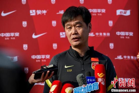 艺匠约纳生和文德斯片中其他主角一样，在片子一开始即已部分美国化:他喜爱摇滚乐和口香糖。